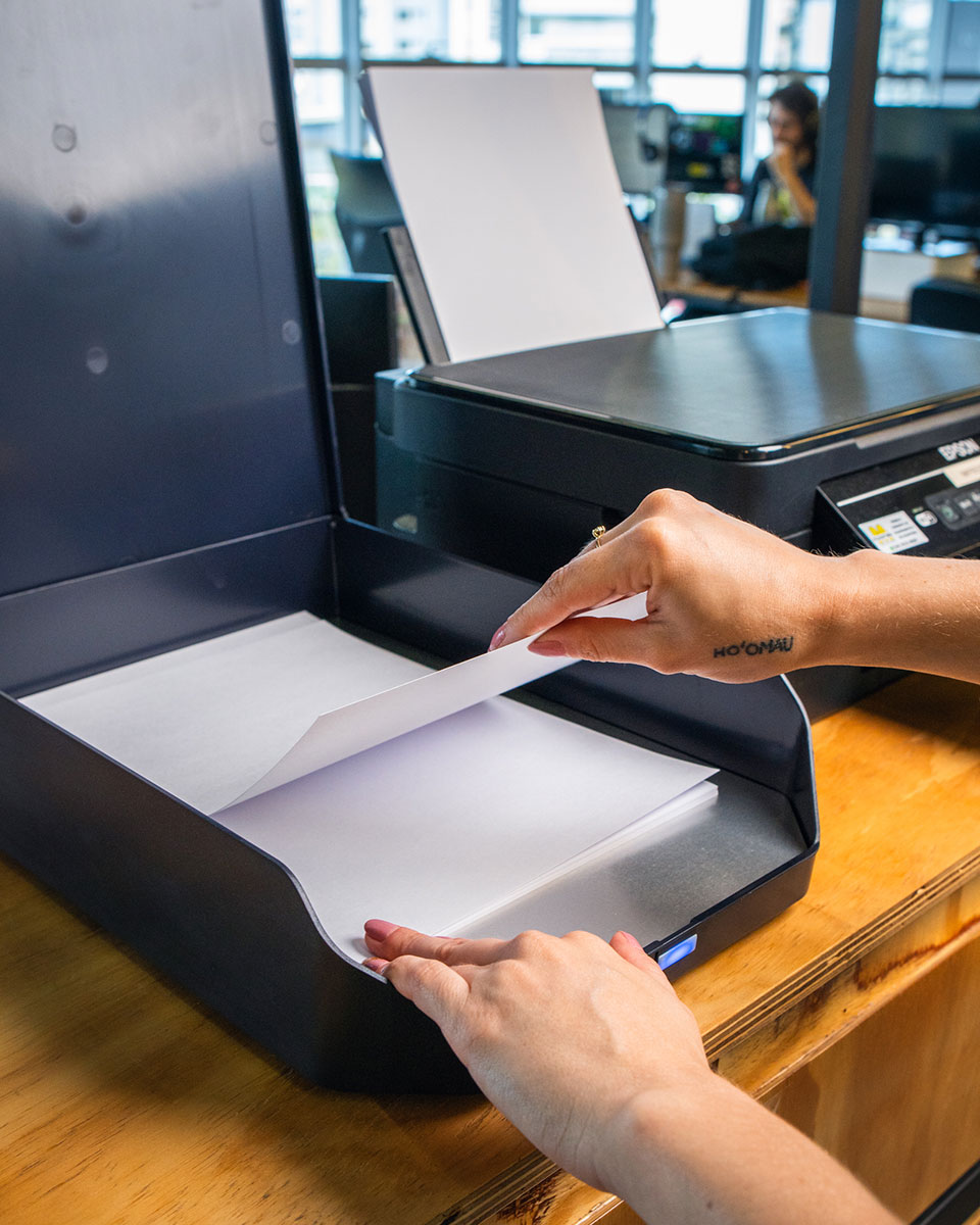 Papel úmido trava a impressora: entenda o problema e como resolvê-lo